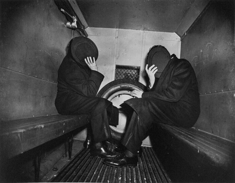 Eine der berühmtesten Aufnahmen von Weegee: „Charles Sodokoff and Arthur Webber Use Their Top Hats to Hide Their Faces