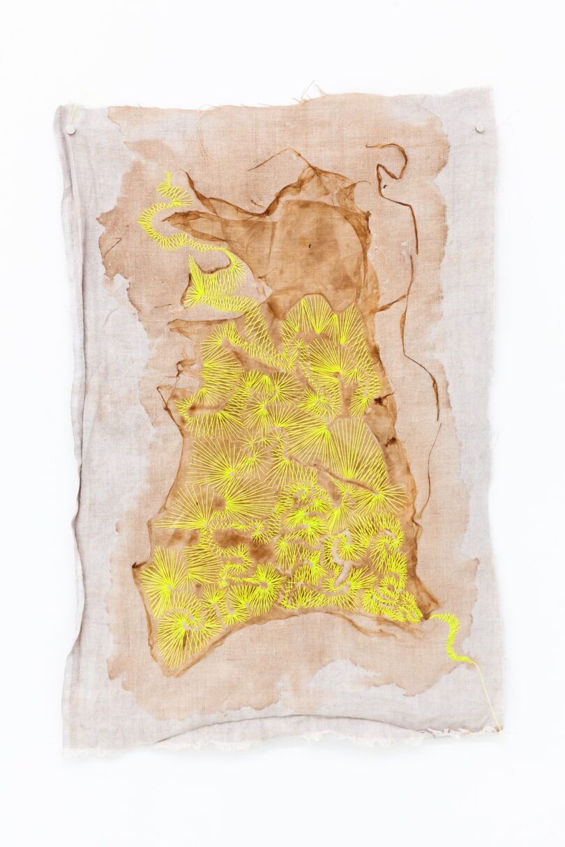 Monica C. LoCascio, „Guts of My Guts“, 2023, Vintage-Leinen, getrocknete bakterielle Zellulose, gesticktes Altpapiergarn, 75 x 50cm