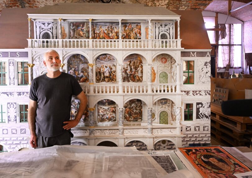 Restaurator Matthias Zahn vor dem Modell des Altans