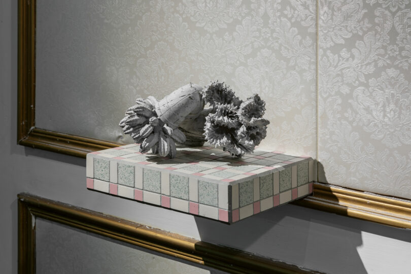 Zhang Ruyi lässt Gewächse als „Modern Fossils“ (2022) aus Abflussrohren kriechen