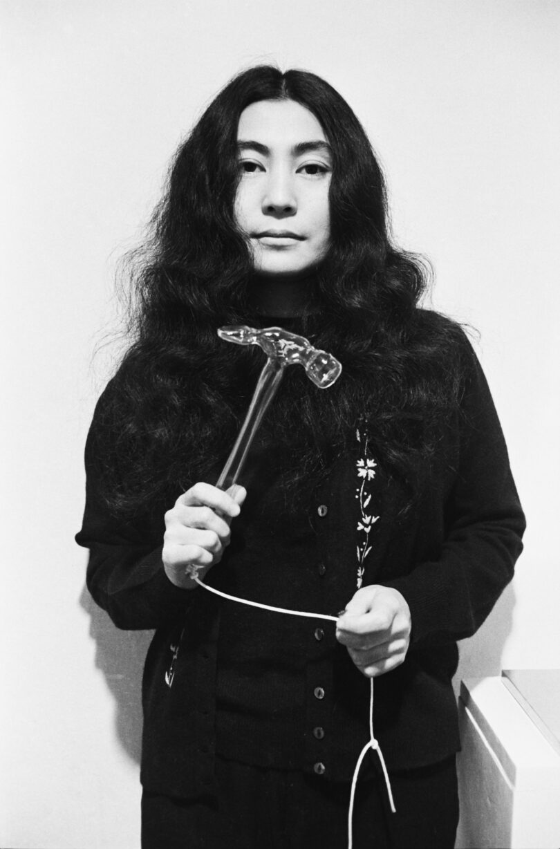 Yoko Ono mit einem Hammer aus Glass im Jahr 1967.