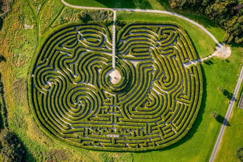 Das Castlewellan Peace Maze zeigt einen Landschaftspark im irischen County Down und zählt zu den größten Heckenlabyrinthen der Welt