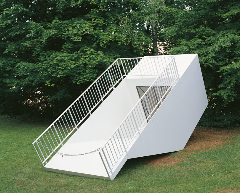 In der Sektion „Unlimited“ präsentiert die Art Basel Werke wie Martin Kippenbergers „Transportablen U-Bahn-Eingang“ (1997)