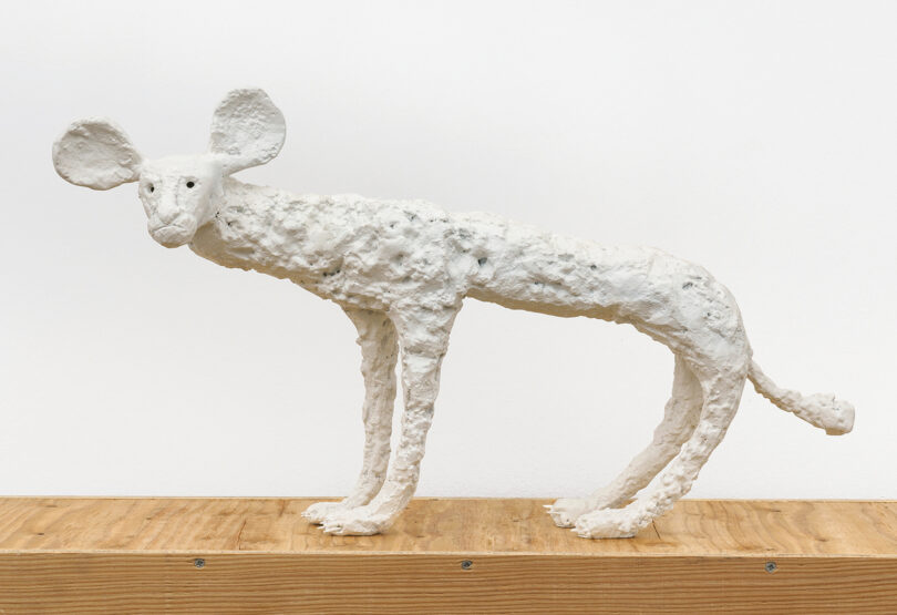 „Peri“ stammt von Lin May Saeed, ihre Skulpturen stehen in der neuen Sektion „Premiere“ der Art Basel bei Jacky Strenz