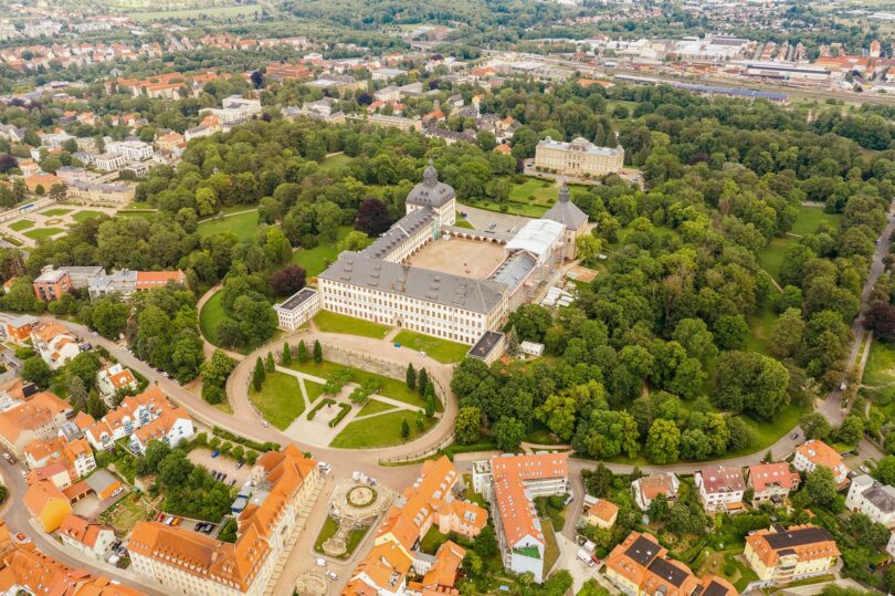Luftaufnahme der Anlage von Schloss Friedenstein sowie der umliegenden Stadt