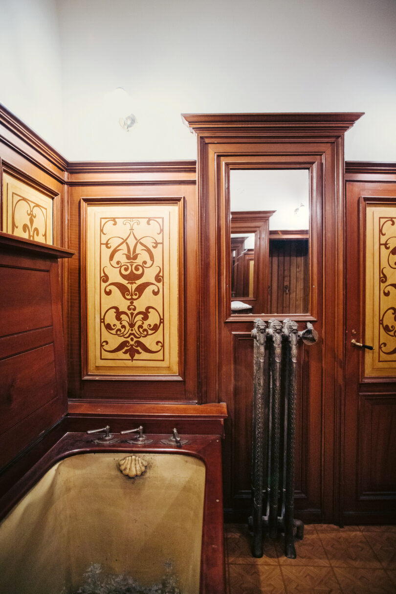 Alfred wird 1893 Herzog in Gotha. Der Sohn von Queen Victoria war zuvor Großadmiral der Royal Navy und erhält daher ein Badezimmer mit Muscheldekor in der Wanne