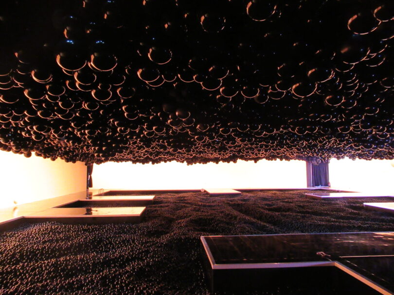 Ausstellungsansicht von „Euphoria“ im Ballon-Museum von Paris