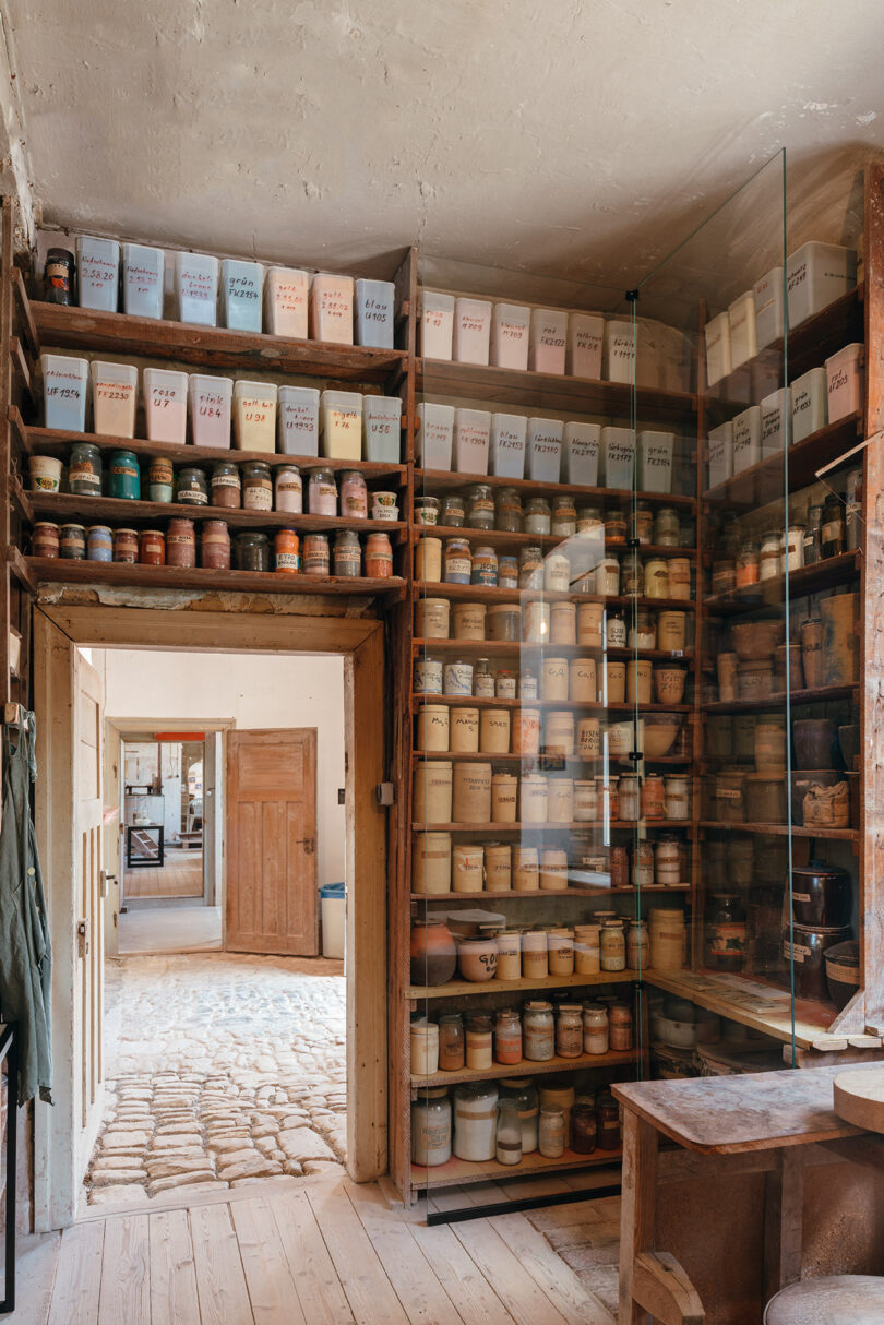 Fotografie einer Regalwand in der ehemaligen Keramik-Werkstatt des Bauhauses im Ensemble der Dornburger Schlösser