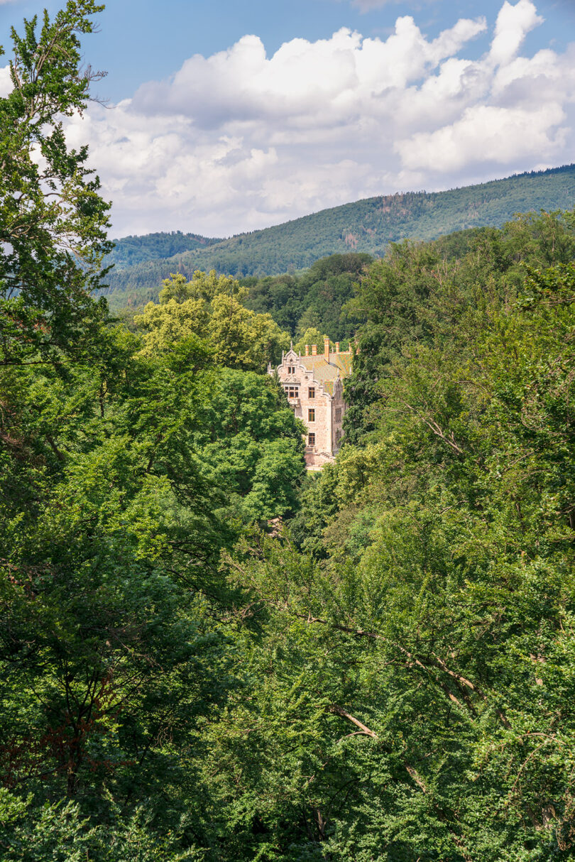 Luftaufnahme von Schloss und Park Altenstein, gelegen mitten im Thüringer Wald