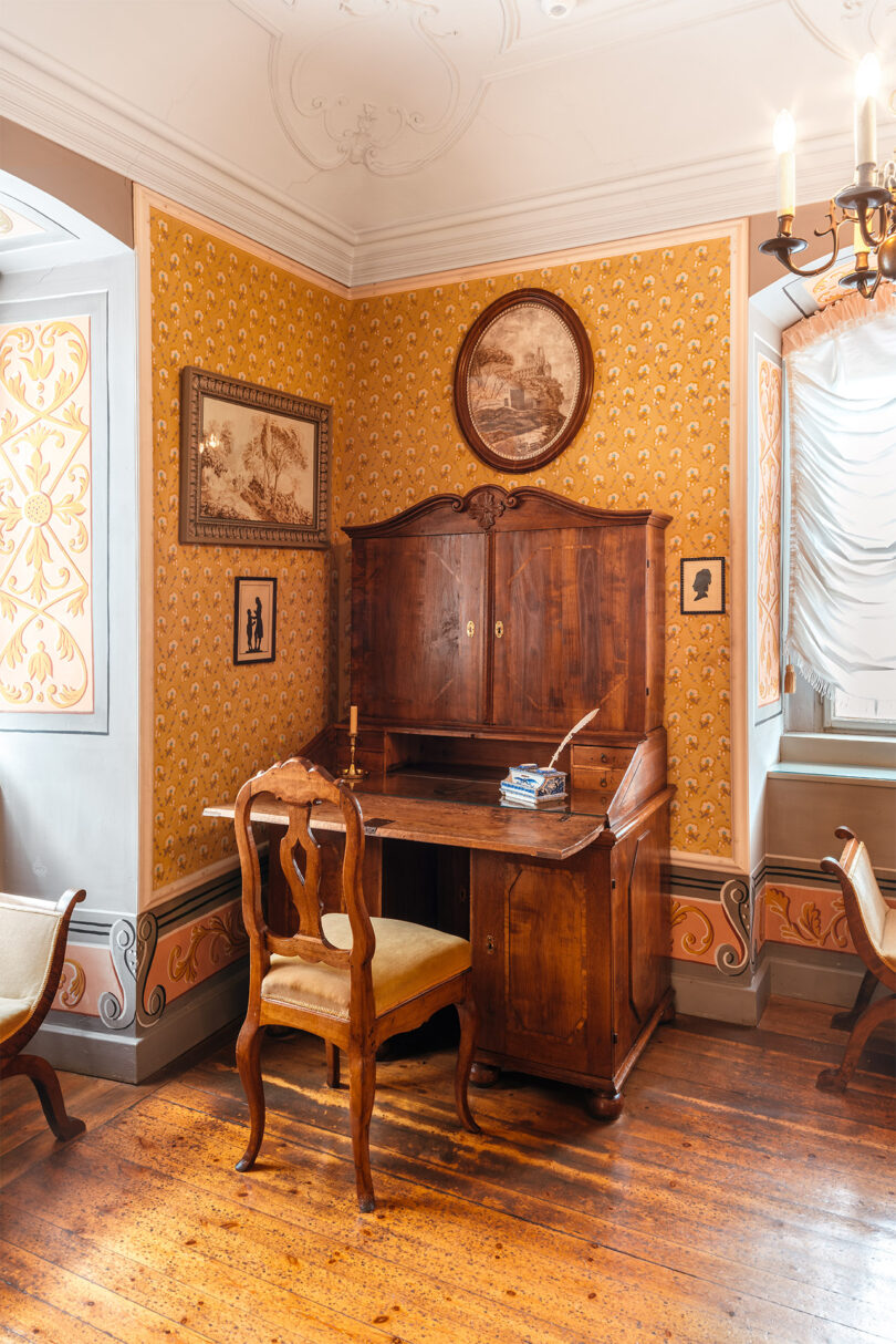 Fotografie vom Geothezimmer des Schloss Kochberg mit originalem Schreibtisch, auf dem so viele Liebesbriefe geschrieben wurden.
