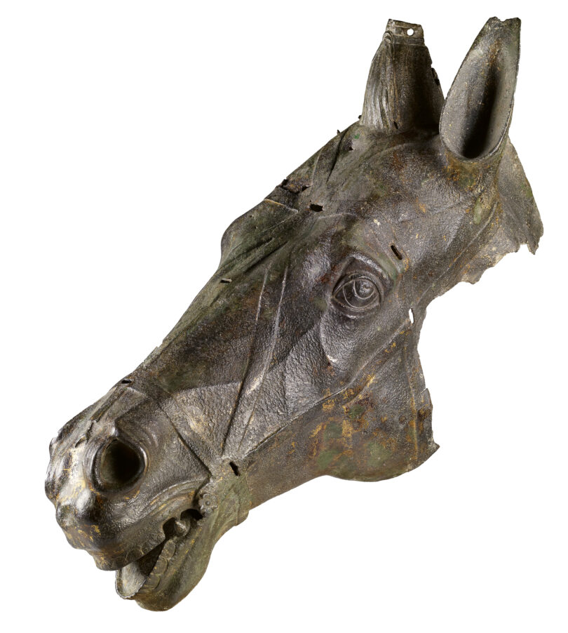 Bronzener Pferdekopf, Teil der Ausstellung in Trier