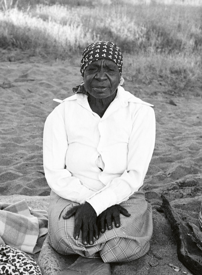 Emily Kam Kngwarray in der Nähe von Mparntwe, Alice Springs in 1980