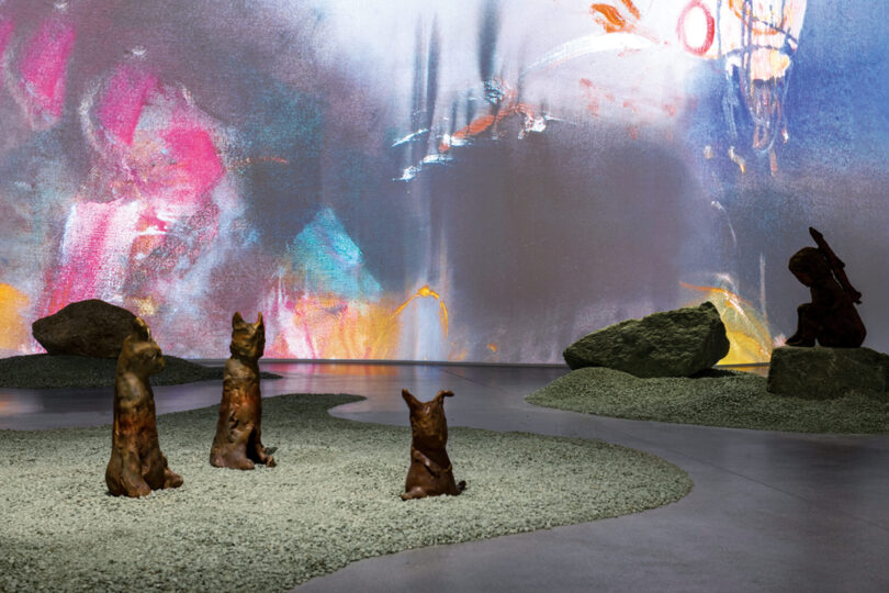 Ausstellungsansicht Chur mit Werken „Hasen-Säule III“, 2024, „Fu“, 2012, und „Nocturno Vivo“