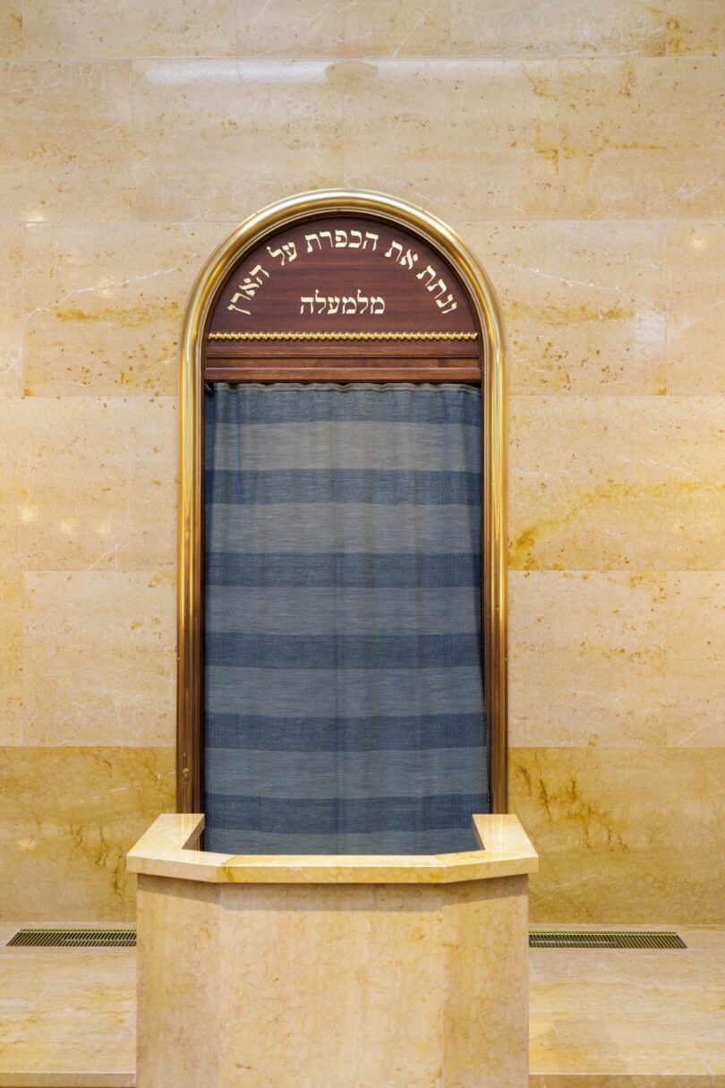 Der Thoraschrein mit einem original Bauhaus-Stoff aus dem Nachlass von Gunta Stölzl.