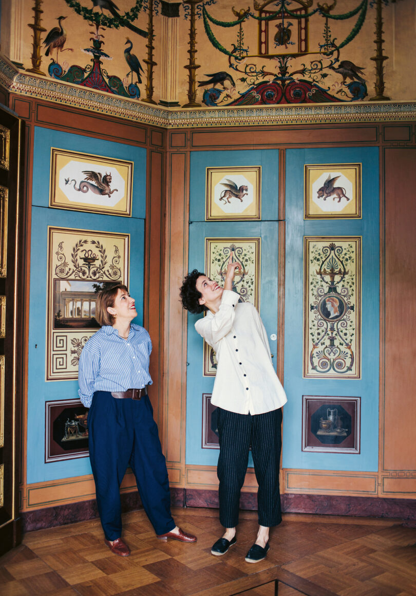 Die Künstlerin zeigt Lisa Zeitz das klassizistische Achteckzimmer im Residenzschloss.