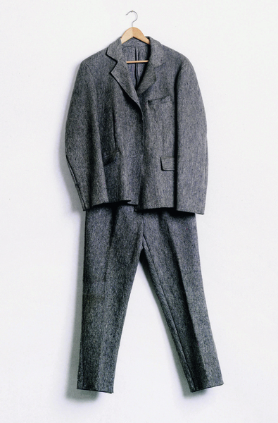 Mythologisch bedeutsame Fasern sind in das Werk von Joseph Beuys eingewoben, u. „Filzanzug“ von 1970
