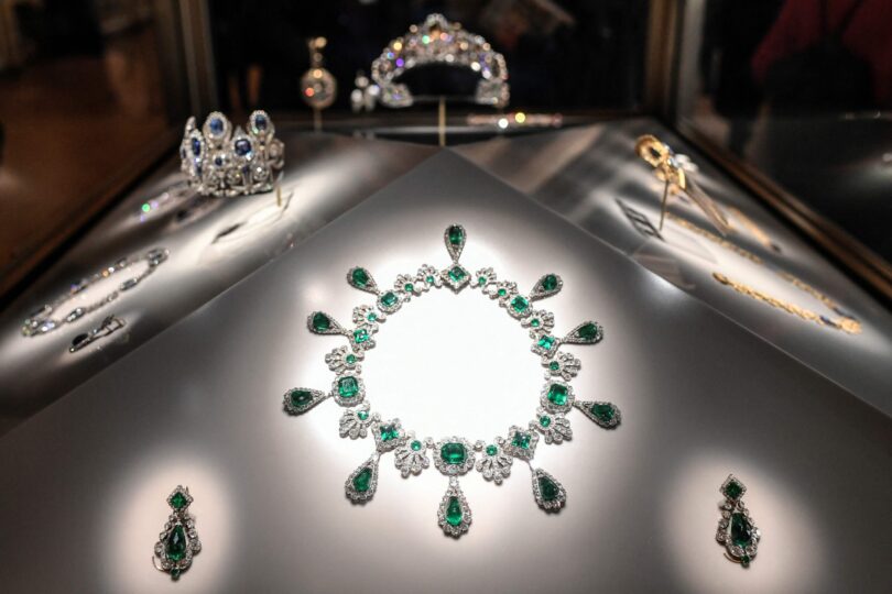 Dieses Foto zeigt „Collier et boucles d'oreilles de la parure démeraudes de l'impératrice Marie-Louise“ (Halskette und Ohrringe des Schmucks der Kaiserin Marie-Louise), ausgestellt in der Galerie Apollon am 14. Januar 2020 im Louvre-Museum in Paris nach der Wiedereröffnung der Galerie nach zehnmonatigen Renovierungsarbeiten. Nach dem spektakulären Museumseinbruch in den weltberühmten Pariser Louvre läuft die landesweite Großfahndung nach den Tätern auf Hochtouren.