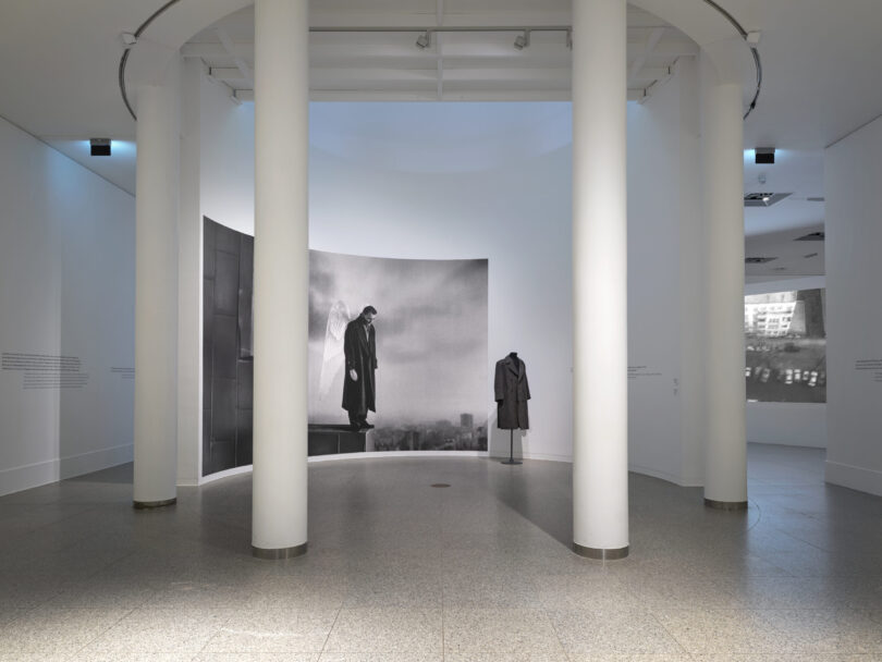 Ausstellungsansicht mit Requisite zu „Der Himmel über Berlin“, 2025. Das Foto wurde von Simon Vogel aufgenommen.