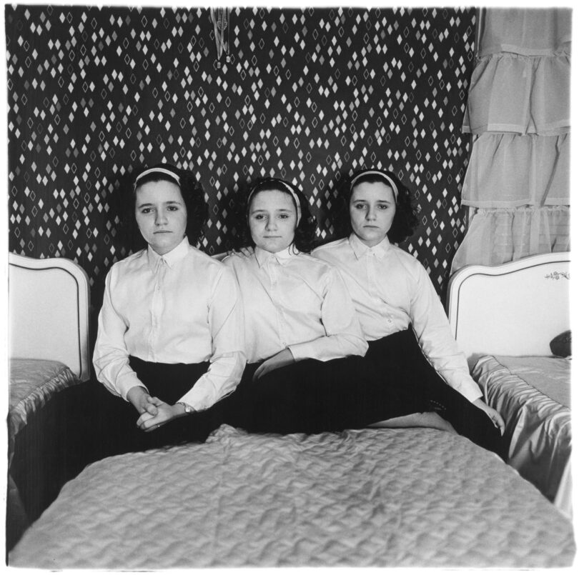 Diane Arbus, Fotografie Triplets in their bedroom, N.J. 1963
