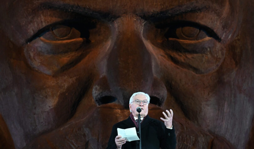 Bundespräsident Frank-Walter Steinmeier spricht zur Eröffnung der Europäischen Kulturhauptstadt Chemnitz vor dem Karl-Marx-Monument. Chemnitz trägt 2025 den Kulturhauptstadttitel zusammen mit Nova Gorica (Slowenien). Bundespräsident Frank-Walter Steinmeier hielt zur Eröffnung des Kulturhauptstadtjahres in Chemnitz eine Rede.