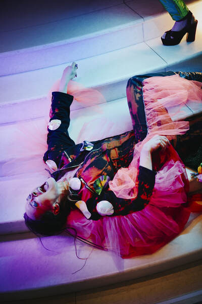 Tänzerin Alina Belyagina trägt ein Kostüm für Chicks on Speed.