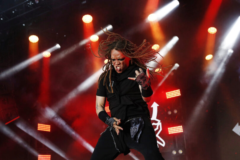 Saladin Thomas „Six String Sal“ aus den USA tritt im Finale der Luftgitarren-Weltmeisterschaft in Oulu auf.