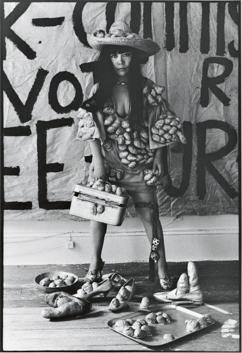Kusama im New Yorker Atelier mit ihren „Accumulations“-Skulpturen, fotografiert 1971 von Tom Haar.