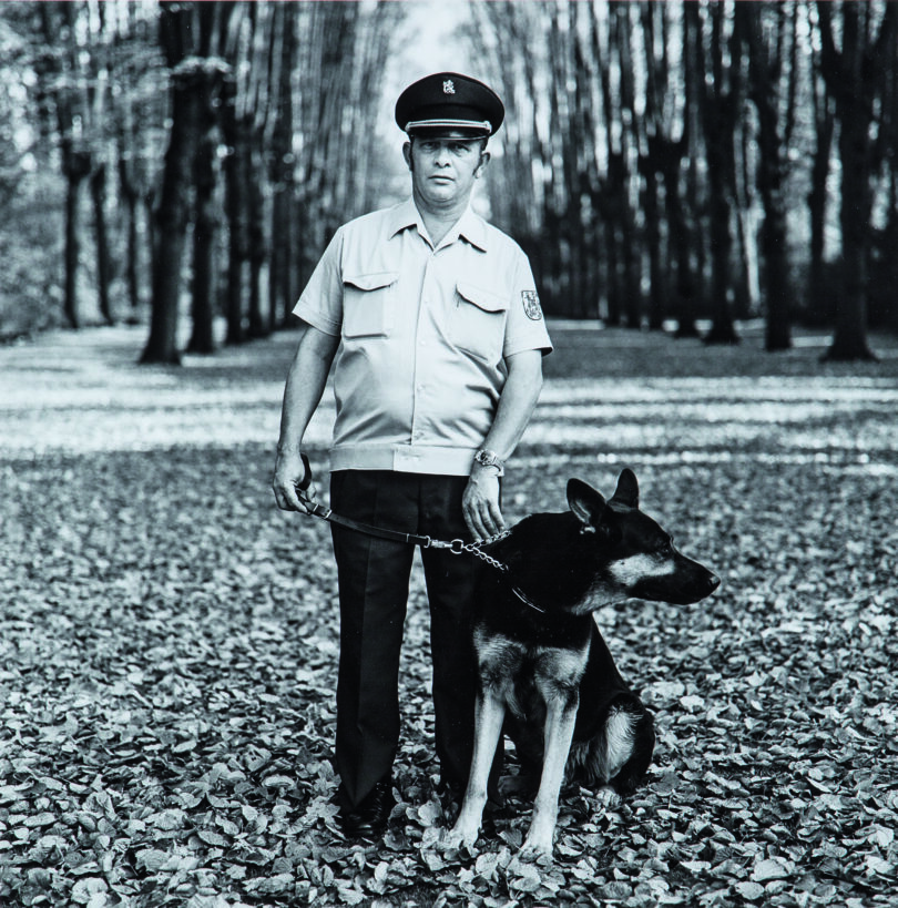 Derek Bennett begegnete 1978 dem „Public park guard, Düsseldorf“ und seinem wachsamen Schäferhund. Das Museum Ludwig erinnert an die angespannte Zeit des Kalten Kriegs.