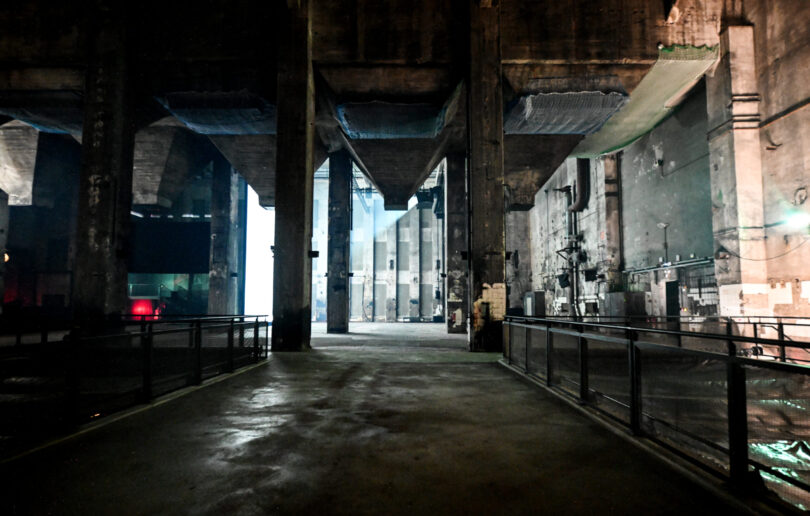 Die Halle am Berghain, aufgenommen anlässlich der Kunstinstallation des französischen Künstlers Pierre Huyghe. Die raumgreifende Installation wird vom 23. Januar bis 8. März 2026 in der Halle am Berghain zu sehen sein. © Britta Pedersen/dpa