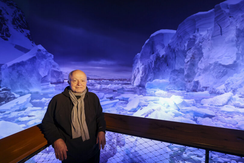 Künstler Yadegar Asisi steht in seinem neuen Panorama „Antarktis“ im Panometer Leipzig