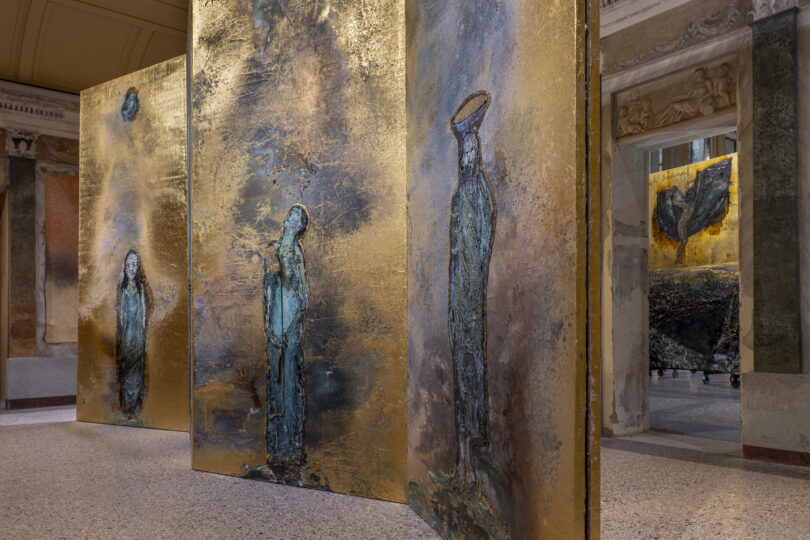 Installationsansicht von Anselm Kiefers „The Women Alchemists“, im Palazzo Reale, Sala delle Cariatidi in Mailand