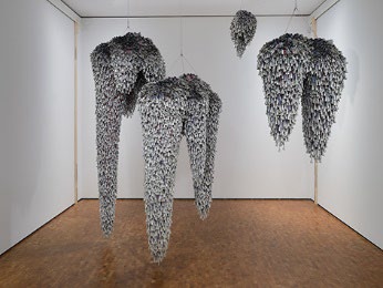 Eine Installationsansicht der Ausstellung „HIER UND JETZT im Museum Ludwig. De/Collecting Memories Museum Ludwig“