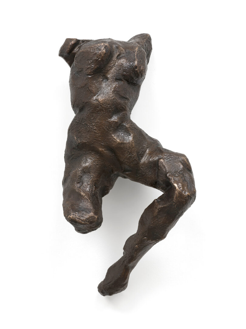 Skulptur „Ascension“ aus demselben Entstehungsjahr und ein Selbstporträt der Künstlerin während einer Erholungspause