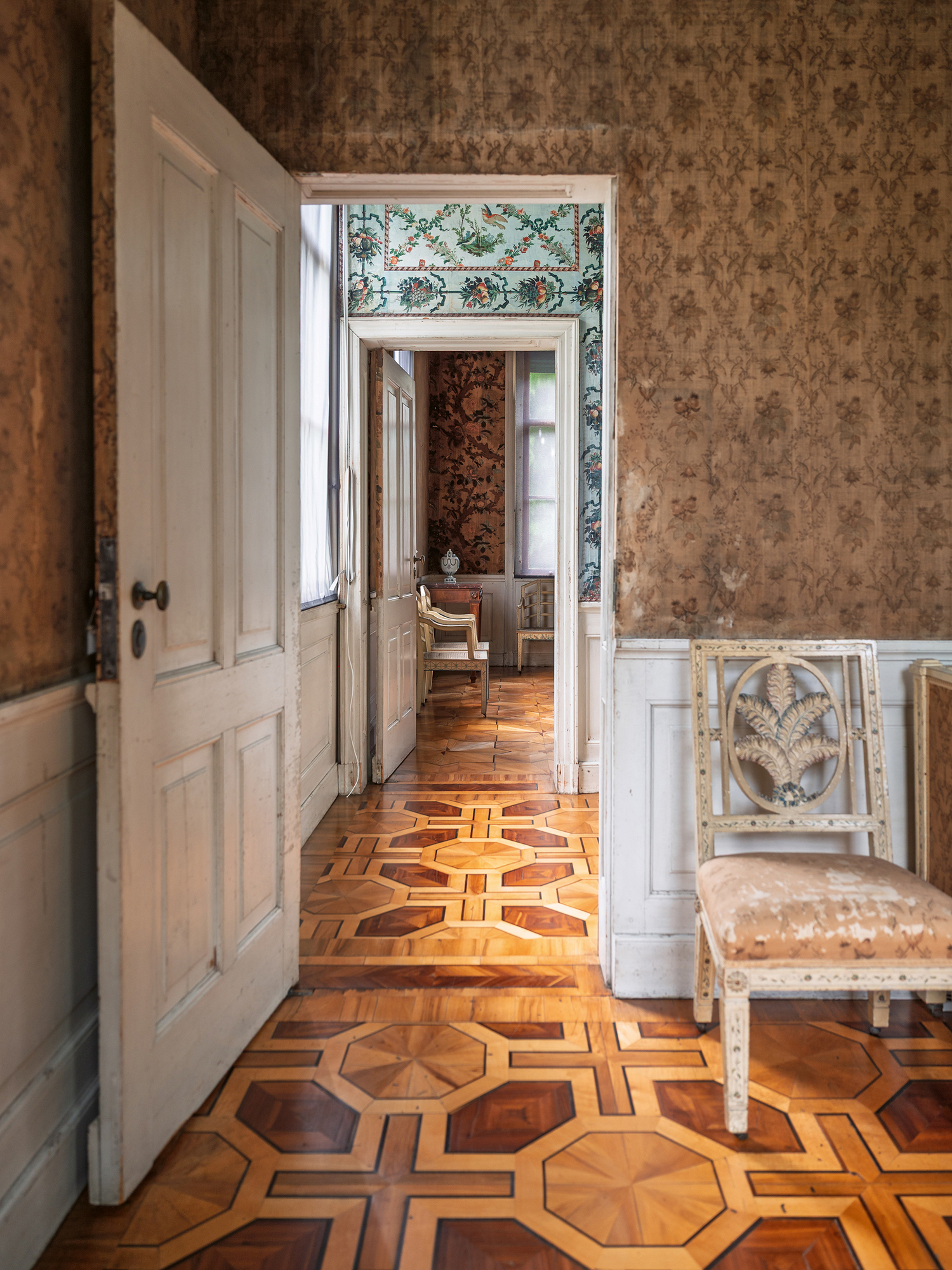 Kein anderer Königsbau in Potsdam und Berlin hat so viele originale Oberflächen bewahrt wie das Schloss auf der Pfaueninsel. Auch die Tapeten im Ankleidezimmer entstanden um 1795