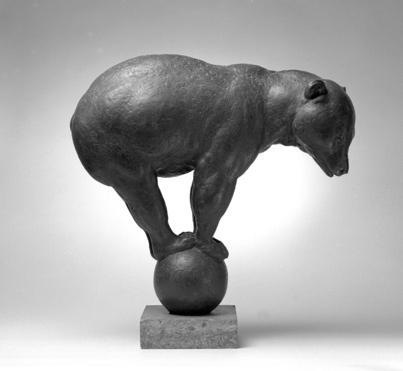 Der Bär auf einer Kugel von 1904–1910 von August Gaul. © Darmstadt, Hessisches Landesmuseum