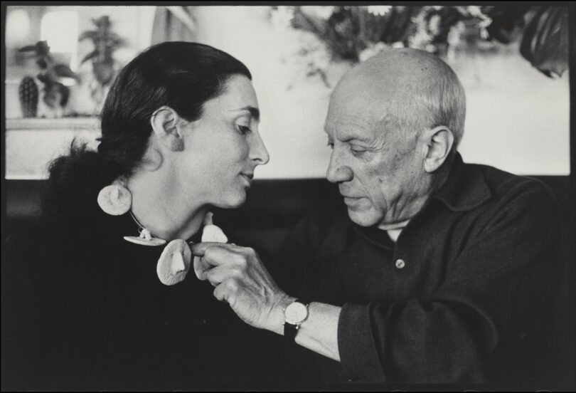 Pablo Picasso beim Richten der Kette, die er für Jacqueline Roque gemacht hat, aus dem Jahr 1957