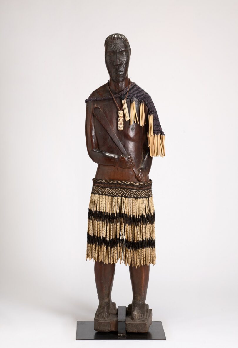 168 Zentimeter große, hölzerne Halbgott stand als Pfostenfigur in einem Versammlungshaus der Rongowhakaata, einem Stamm aus dem Norden Neuseelands