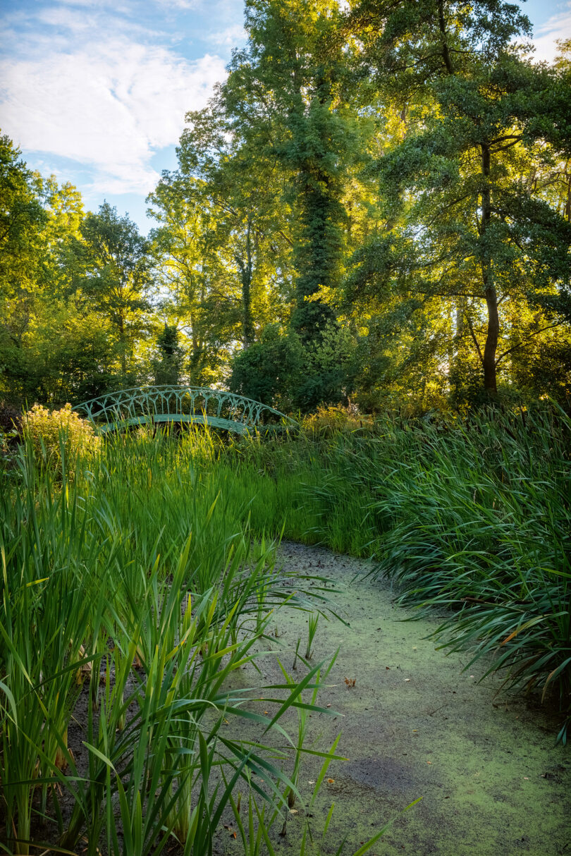 Die Gotische Brücke von 1802, eines der pittoresken Elemente im Park