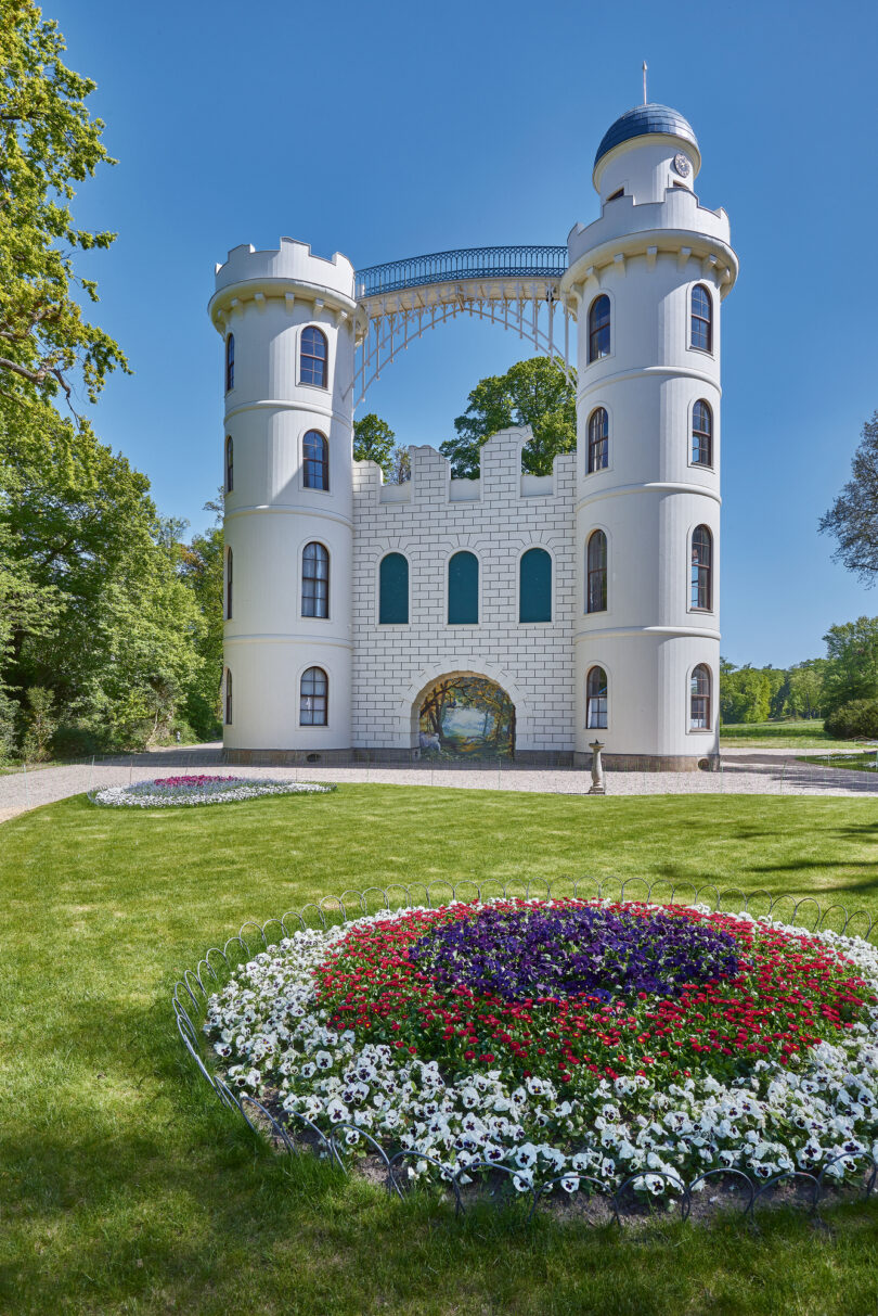 Die künstliche Ruine mit Holzfassade: Das Frisch sanierte Schloss auf der Pfaueninsel. Die Malerei im Bogen wurde wurde nach alten Vorlagen vom Streetart-Duo Julia Heinisch und Frederic Sonntag geschaffen