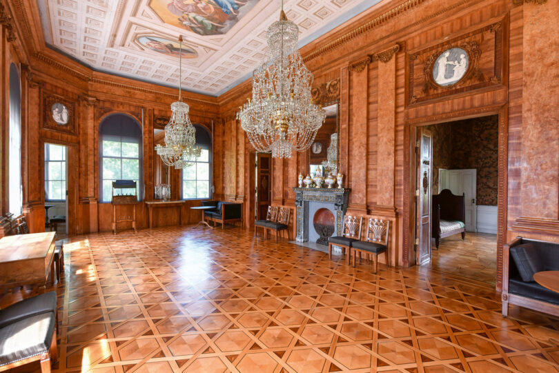 Der Festsaal im Schloss besitzt eine der qualitätsvollsten Holzvertäfelungen der Zeit um 1800