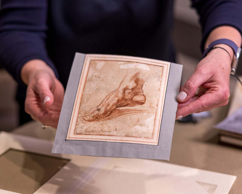 Christie’s Old Master Drawings Spezialistin Giada Damen hält die Zeichnung eines Fußes von Michelangelo in den Händen