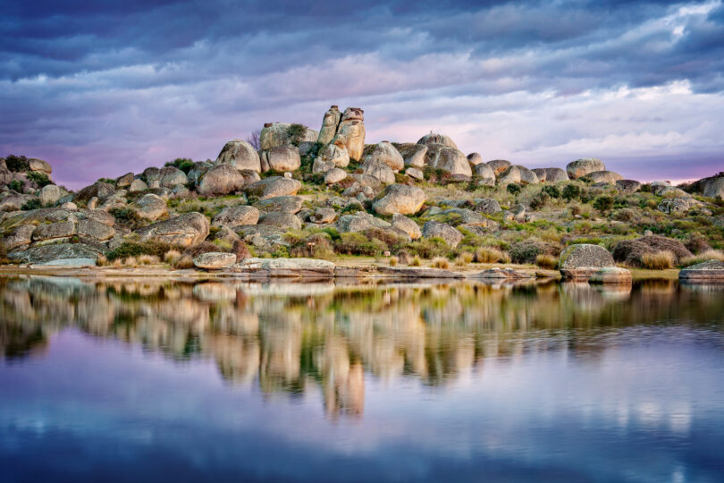 Findlinge und Seen prägen den Naturpark Los Barruecos, unweit davon schuf Wolf Vostell seinen Skulpturenpark.