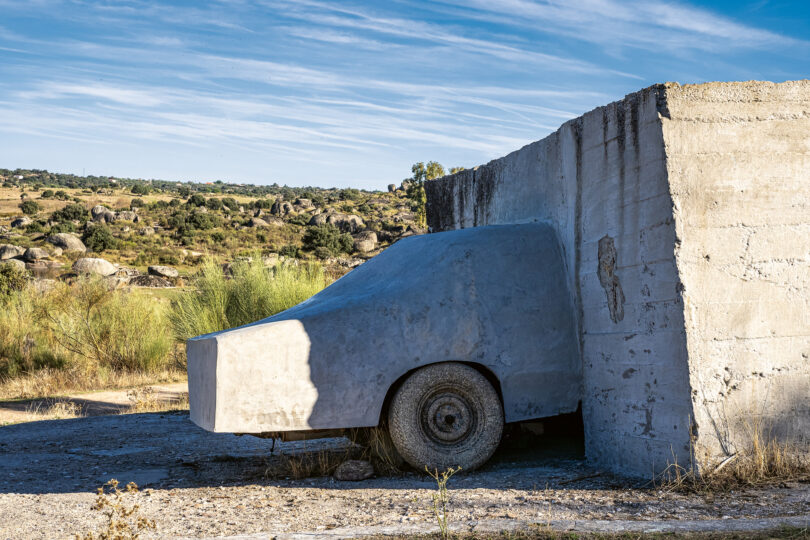 Natur und Verbrennermotor prallen in Wolf Vostells Betonobjekt „Voaex“ (1976) aufeinander
