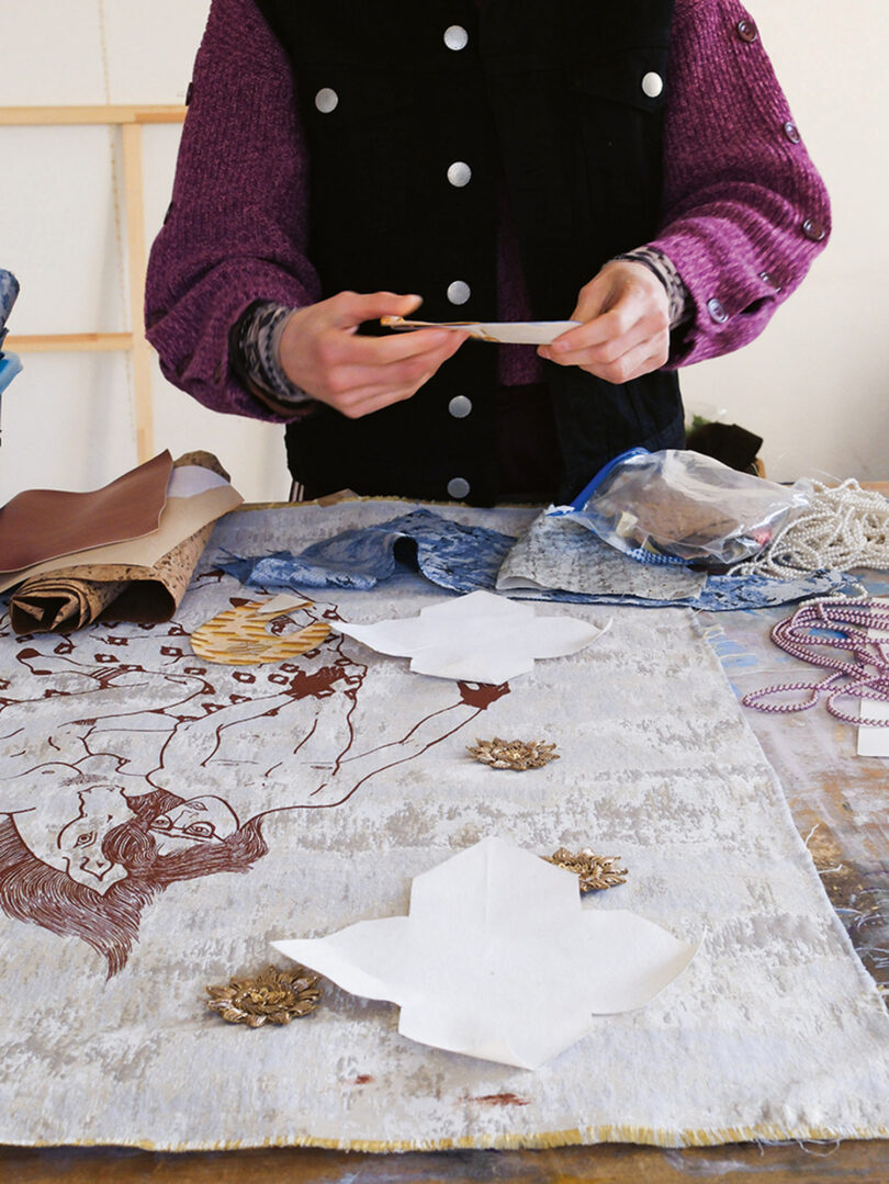 Nadira Husain arbeitet gern mit Stoffen, halbtransparent oder plastisch gewebt wie Jacquard