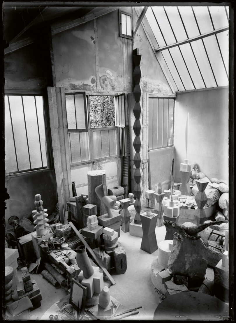 Foto von seinem Atelier um 1926, in der Mitte eine Version der „Endlosen Säule“