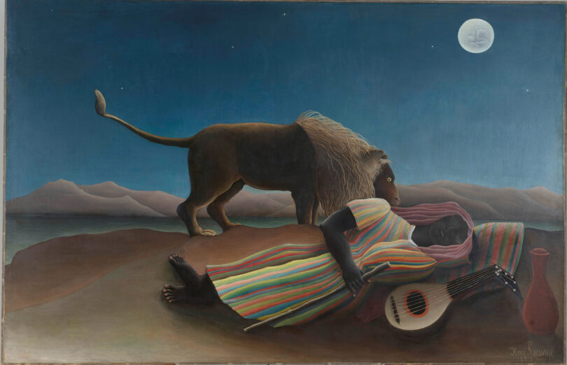 Ein Löwe beschnuppert die „Schlafende Zigeunerin“ von Henri Rousseau, aus dem Jahr 1897