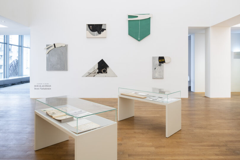Ansicht von Werken von Douglas Swan vor seiner Zeit in Bonn. © Installationsansicht Douglas Swan. Bonn-Variationen, Kunstmuseum Bonn 2025/26