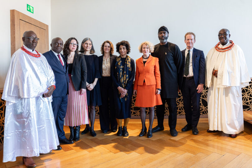 Von links nach rechts: Chief Nosakhare Nelson Agbonif, Babatunde Adebiyi (Legal Adviser NCMM), Alice Hertzog (Direktorin Völkerkundemuseum UZH), Annette Bhagwati (Direktorin Museum Rietberg), Joëlle Bertossa (Stadträtin Genf), Carine Ayélé Durand (Direktorin Musée d’ethnographie de Genève), Corine Mauch (Stadtpräsidentin Zürich), Olugbile Holloway (Generaldirektor NCMM), Christian Schwarzenegger (Prorektor UZH), Chief Osas Gabriel Edebor-Asuen