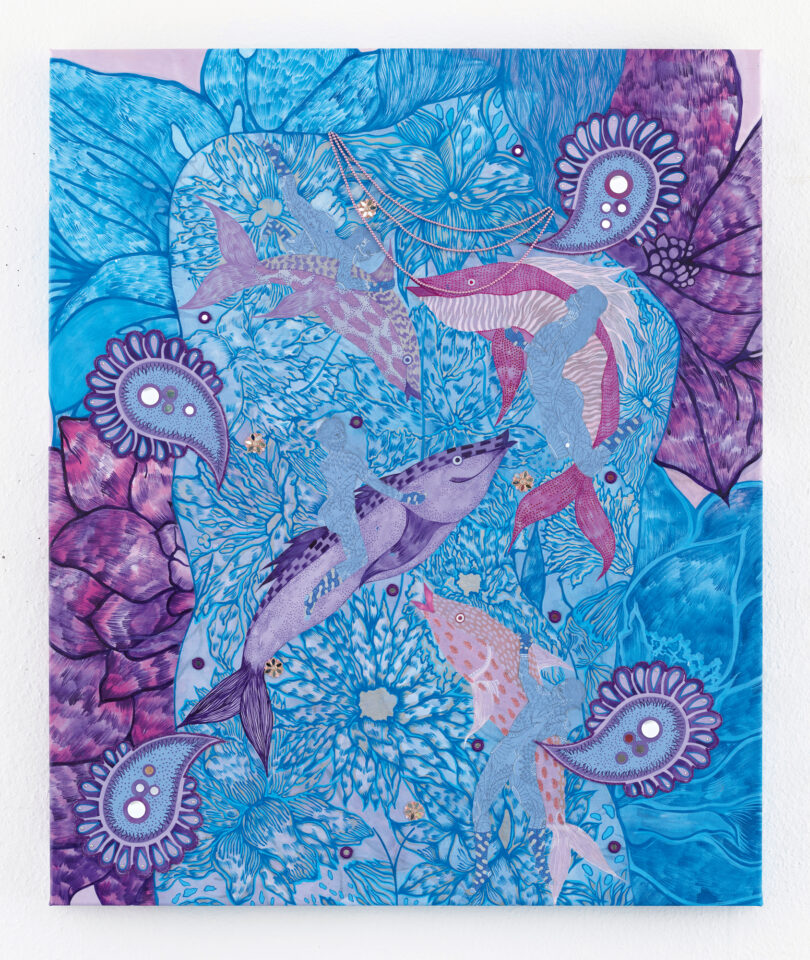 Werk „Backdrop, Fish Riders“ aus dem Jahr 2025 von Nadira Husain aus Acrylfarbe und Tinte, diversen Textilien, Spiegeln und Perlen ist Teil der Schau im Kunstmuseum Stuttgart