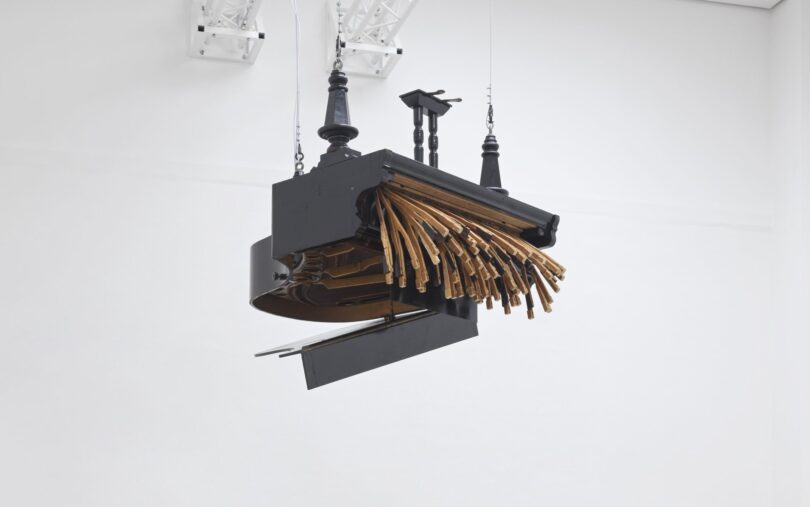 Rebecca Horn, „Concert for Anarchy“, aus dem Jahr 2006; Ausstellungsansicht des Kunstforum Wien, 2021